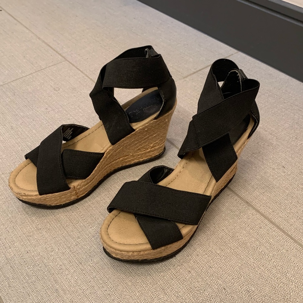 Wedge sandal, stretchy cross straps size 7